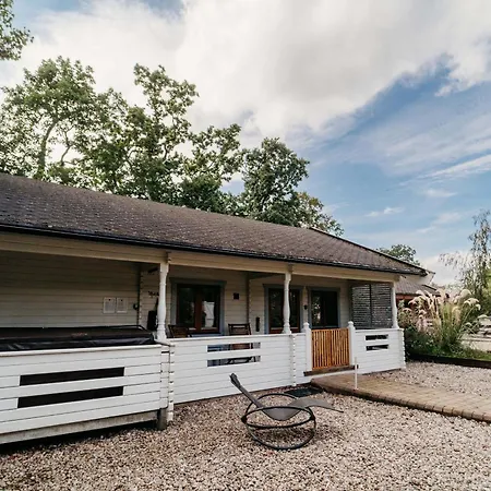 Дом отдыха Karma Great Ayton With Hot Tub And On Site Bistro *