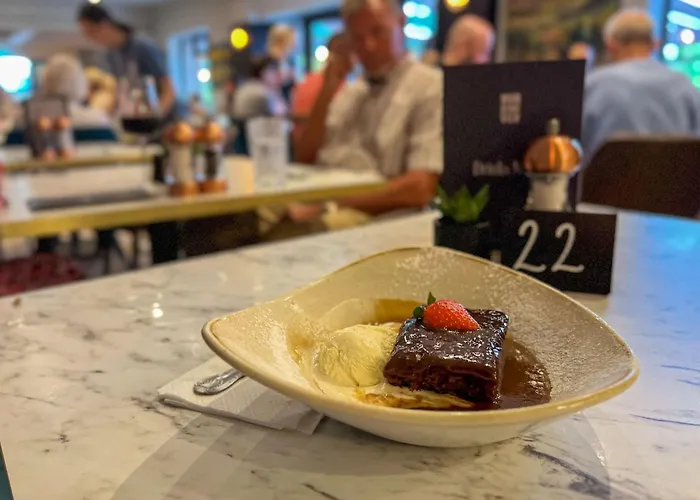 Karma With Hot Tub And On Site Bistro 펜션